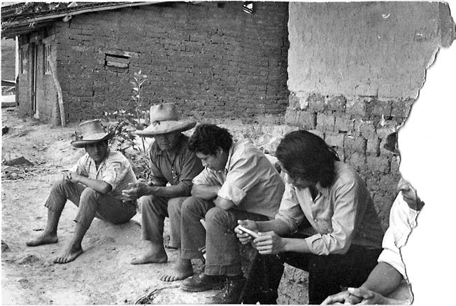 خوسه مانوئل آگوئهرو پدر خوسه کارلوس، نفر سوم از سمت چپ، آوریل 1974